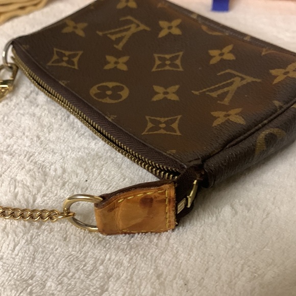 Authentic Louis Vuitton mini purse with chain. Comes with dustbag and box - Picture 3 of 13